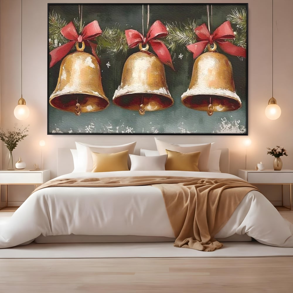 Tablou canvas cu pictura cu clopote aurii de craciun, in rama de aluminiu negru, pe perete intr-un dormitor